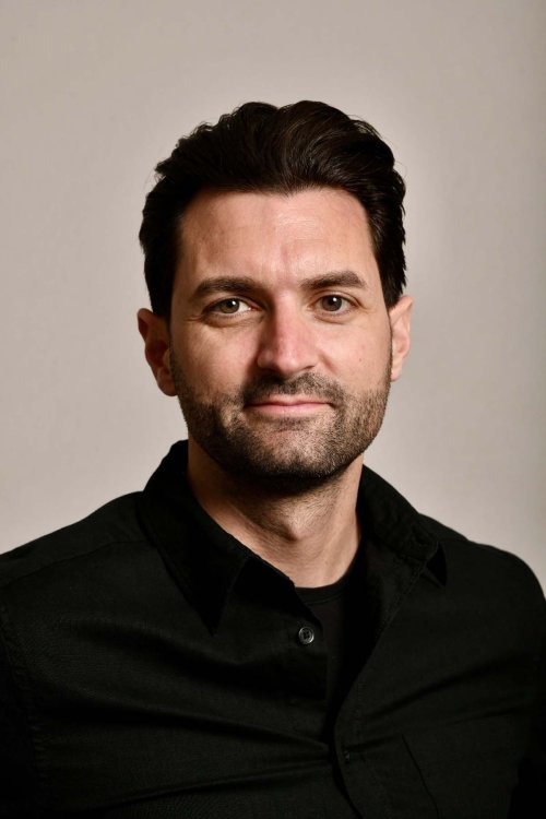 Marco Vielmi, Geschäftsführer des Einrichtungshauses Ammann in Horgen, im Porträt mit schwarzem Hemd vor neutralem Hintergrund