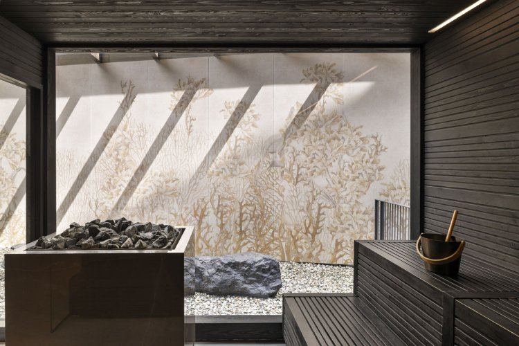 Holzsauna im Schloss Zermatt Spa mit Blick in einen kleinen Innenhof.