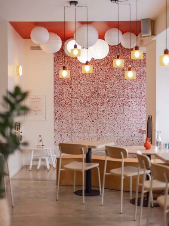 Innenraum mit Wandverkleidung aus FabBRICK-Ziegeln aus recycelten Textilien.