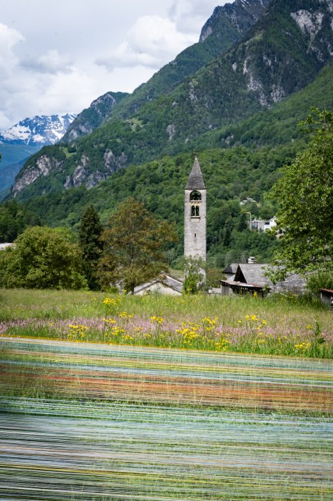 Ein Kirchenturm mit Kunstinstallation