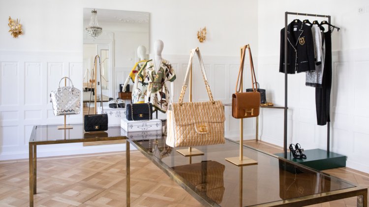 Zu sehen ist der Showroom von Reawake, wo mehrere Handtaschen von Chanel und andern Luxusmarken ausgestellt sind.