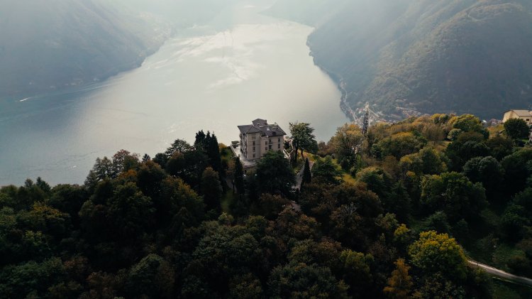 Eine Haus auf einem Hügel über einem See