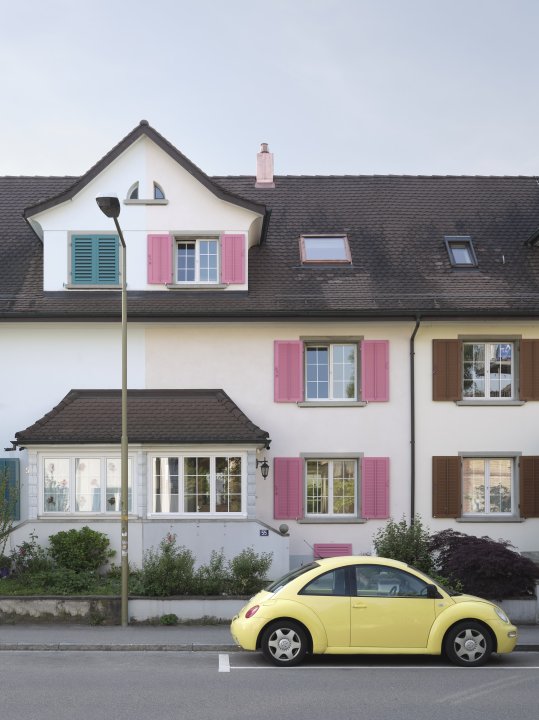 Häuser von Aussen mit gelbem Auto