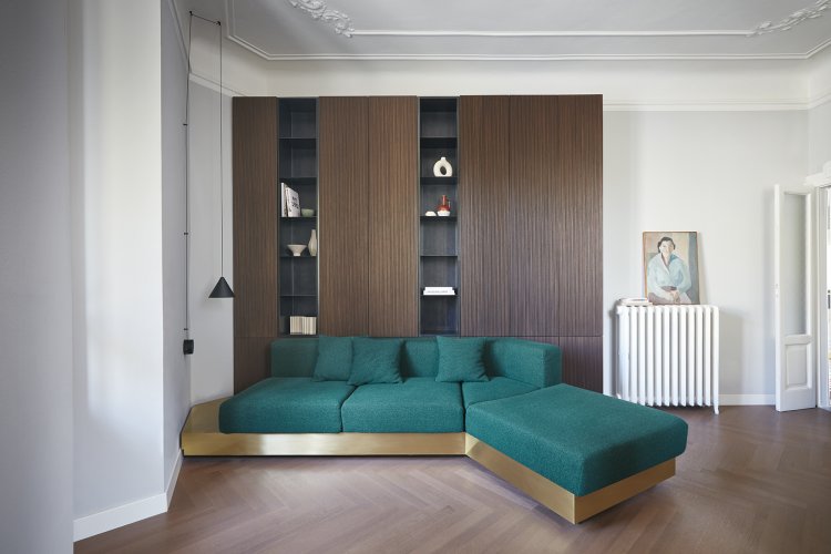 Ein Wohnzimmer mit Sofa