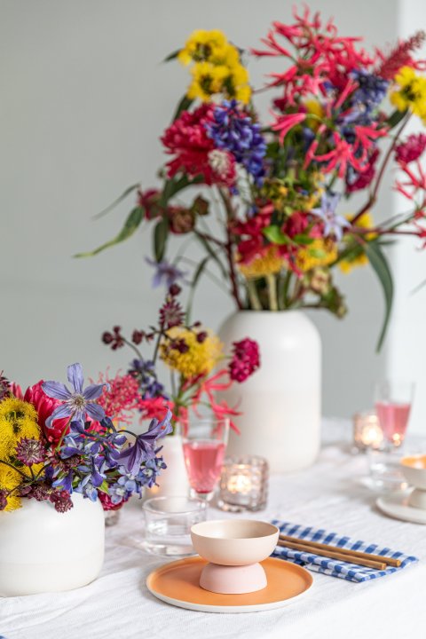 Ein Tisch mit Blumen