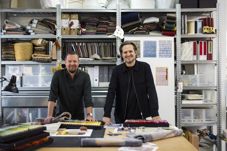 Zwei Männer in einem Atelier