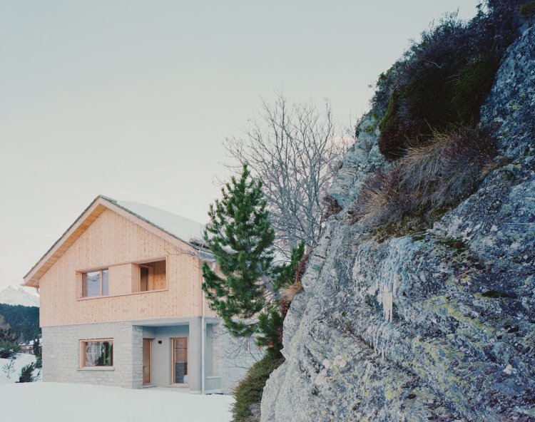 Ein Haus mit Steinsockel