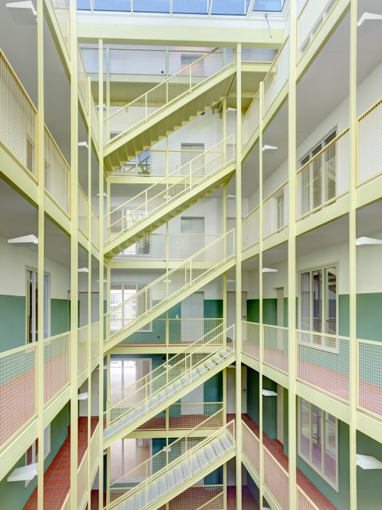farbenfrohes Treppenhaus