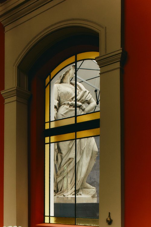 Ein Fenster mit einer Steinfigur