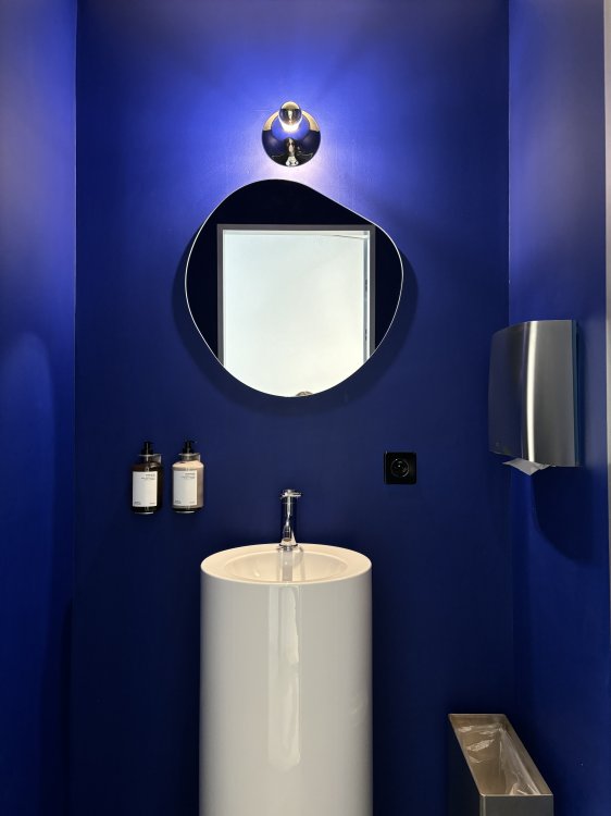 Ein Badezimmer in Blau