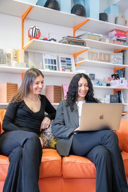 Zwei Frauen in einem Büro von einem Laptop