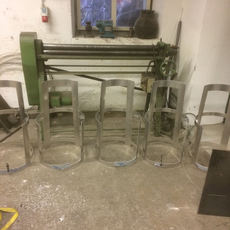 rohe Stuhlgestelle aus Metall in einer Werkstatt