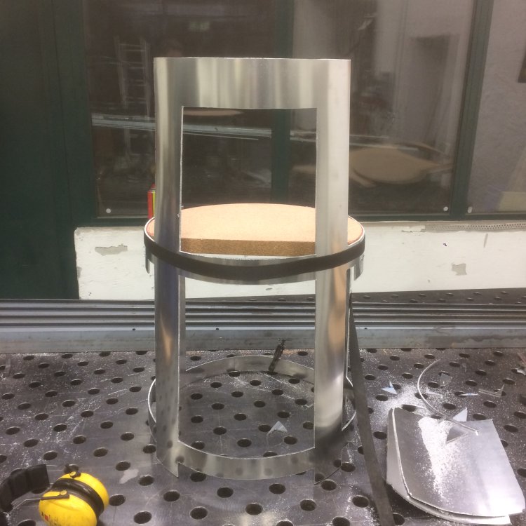 rohes Stuhlgestell mit ausgeschnittenem Blech auf Werkbank