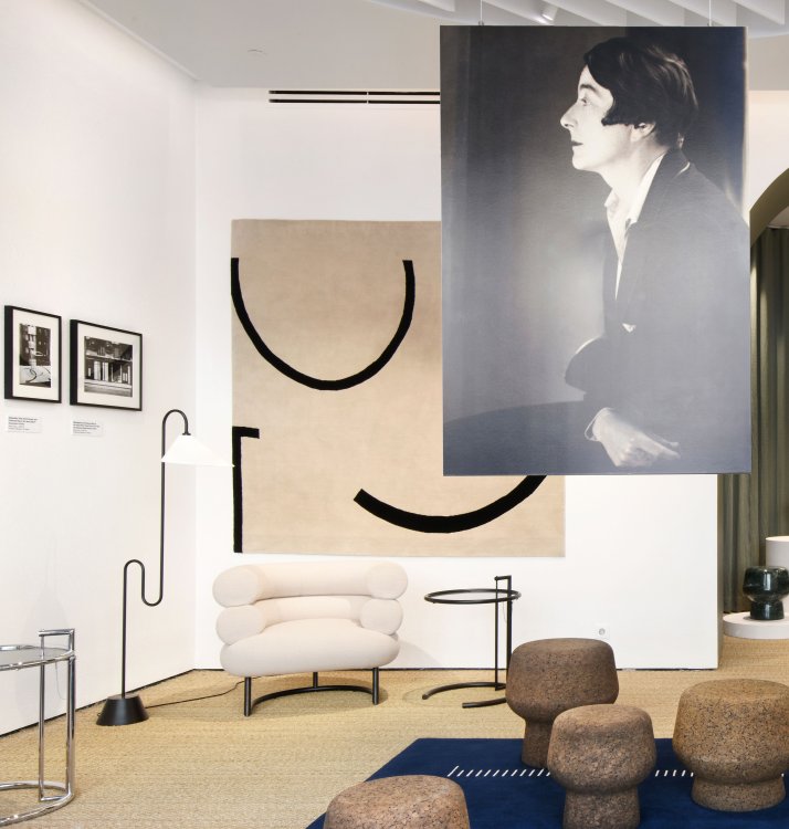 Messestand mit Möbel, Teppich und Portrait von Eileen Grey