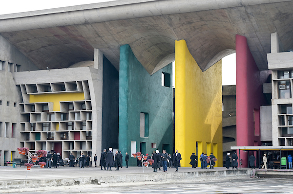 Skuplturales Betongebäude mit farbigen Pfeilern