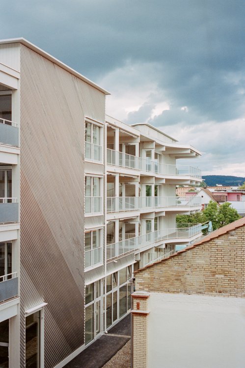 Helles Mehrfamilienhaus mit grossen Balkonen