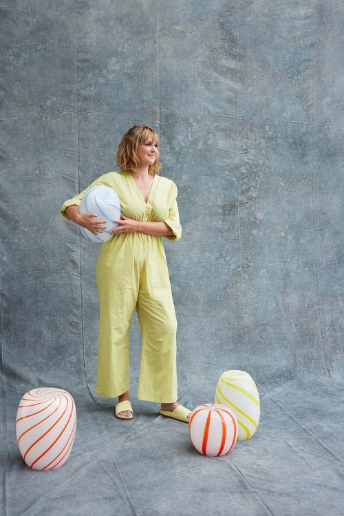 Portrait von Friederike Delius mit Candy Sidetables vor ihr versammelt.