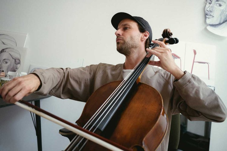 Nahaufnahme von Mann, der Cello spielt