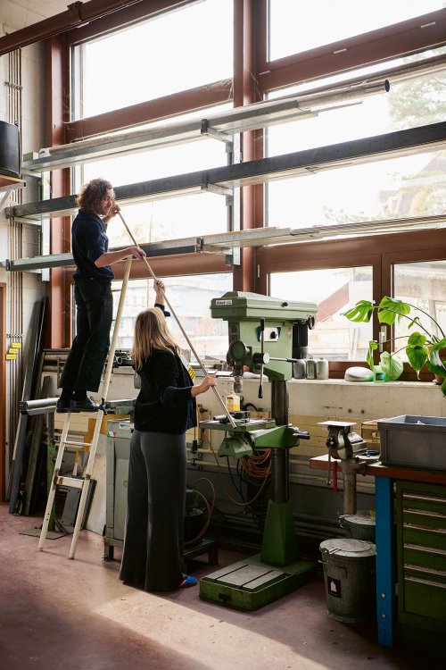 zwei Personen arbeiten in Metallwerkstatt