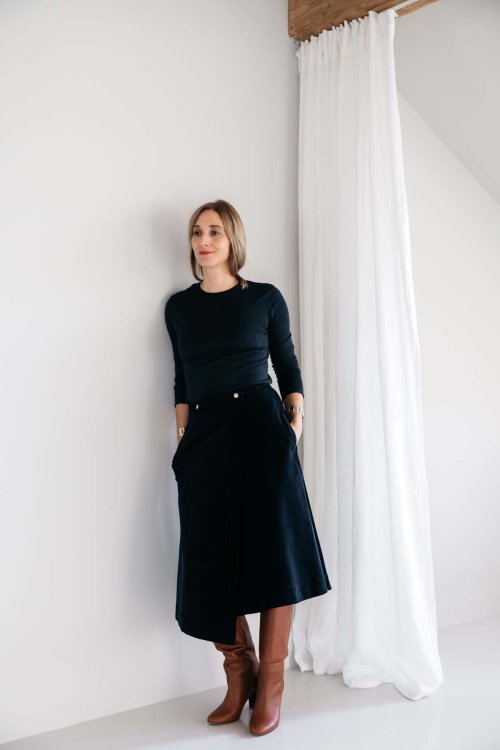 Ganzkörper-Foto von Constanze Ladner in weissem Raum