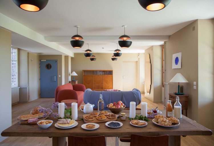 Frühstücksbuffet auf Holztisch