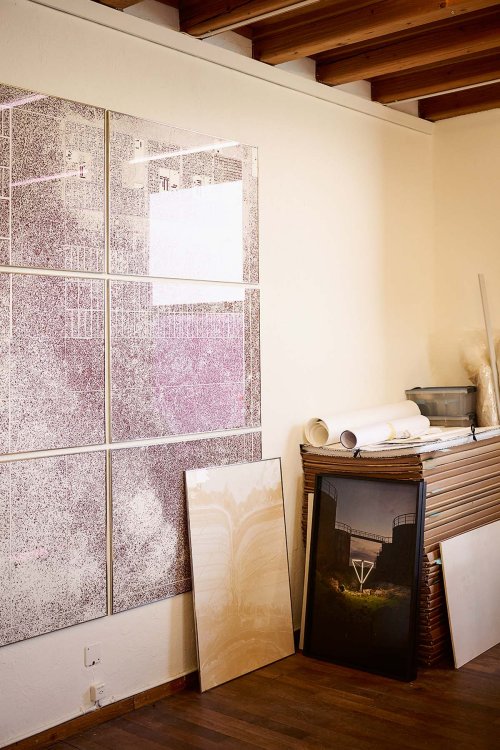 Atelierraum mit Planschrank und gerahmten Drucken