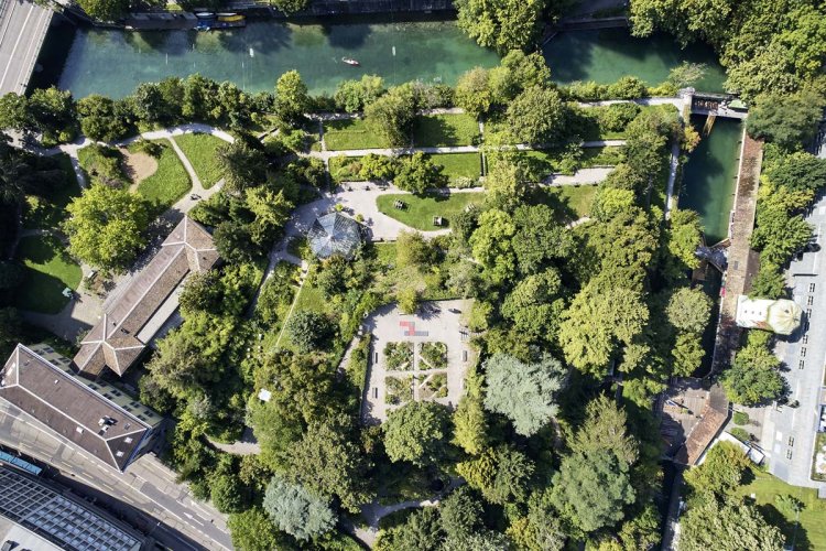 Luftansicht eines botanischen Gartens am Fluss