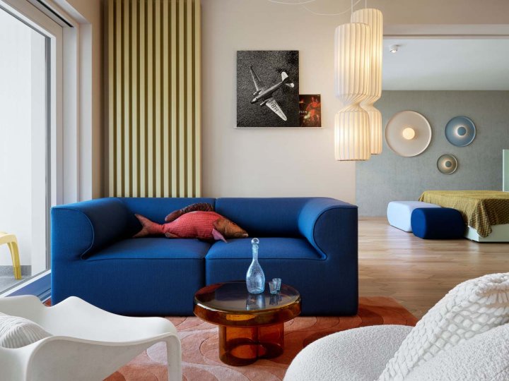 Wohnzimmer mit blauem Sofa