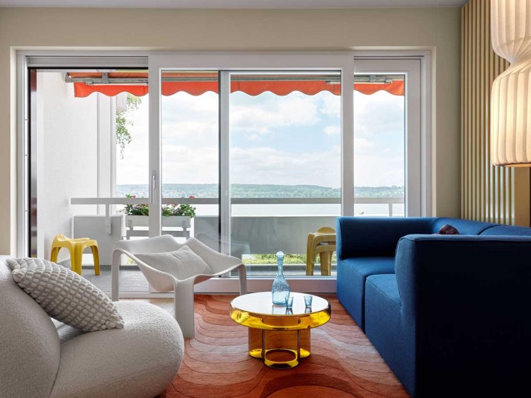 Wohnzimmer mit Blick auf Balkon und See