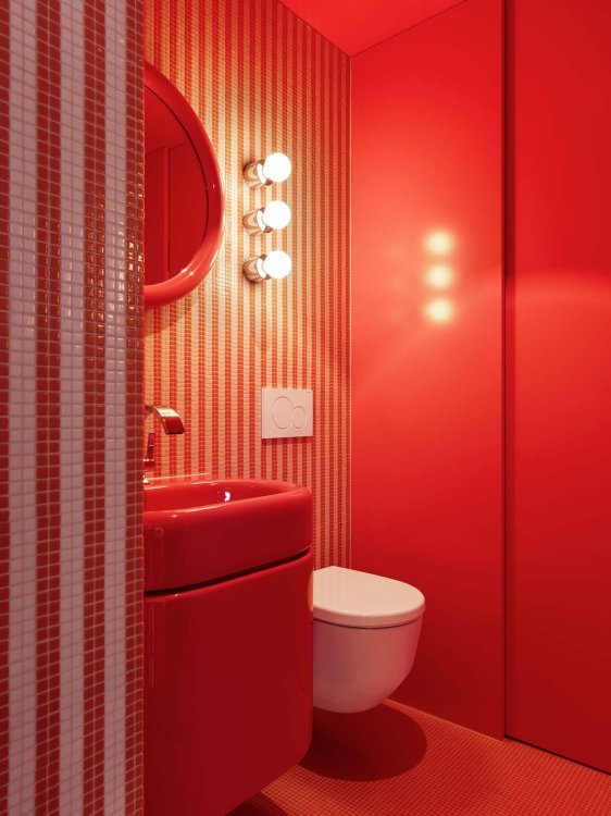 Gäste-WC mit rotem Mosaik
