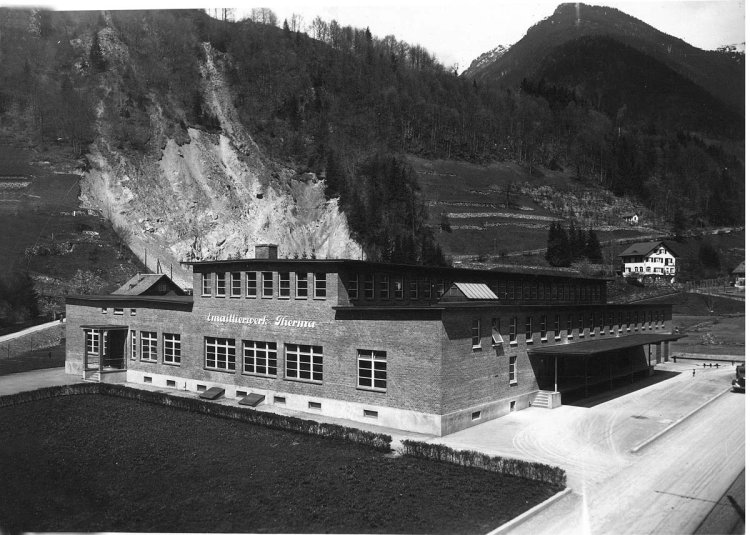 historische Aufnehme von Emaille-Fabrik