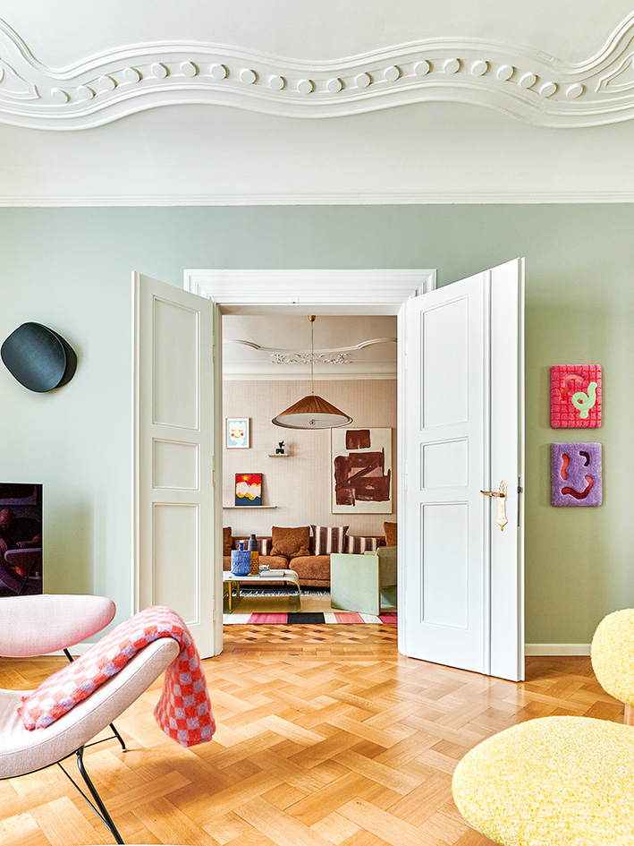 Altbau-Flügeltüren mit Sofa im Hintergrund