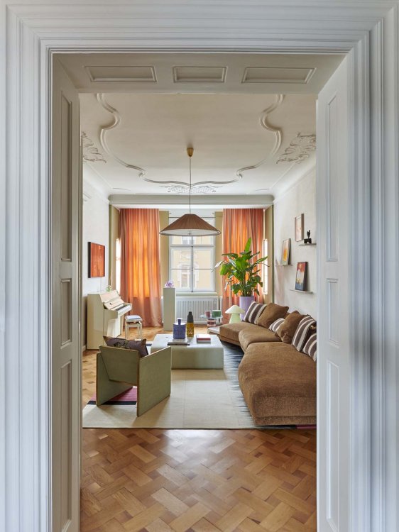 Lounge-Ecke mit grossem Fenster im Hintergrund