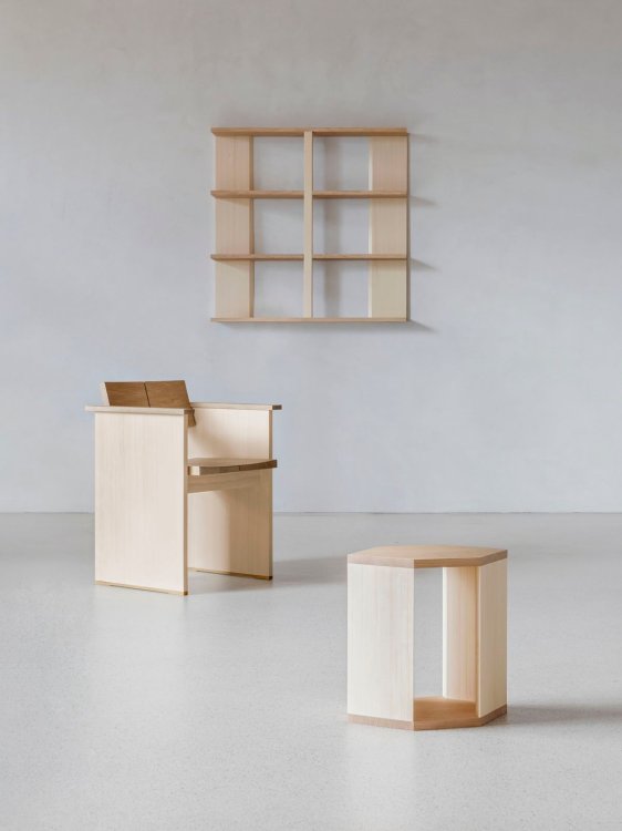 Hocker, Stuhl und Wandregal aus Holz