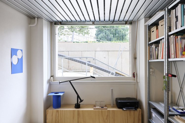 Arbeitsplatz mit am Fenster