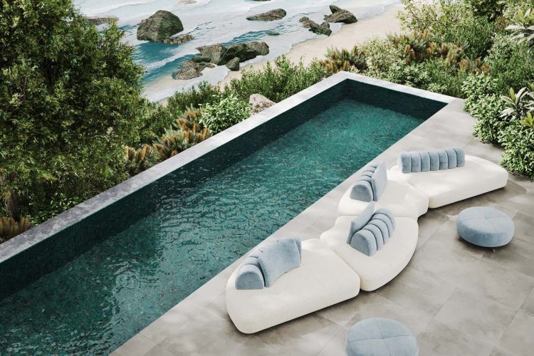 Swimming Pool mit hellen Sofas