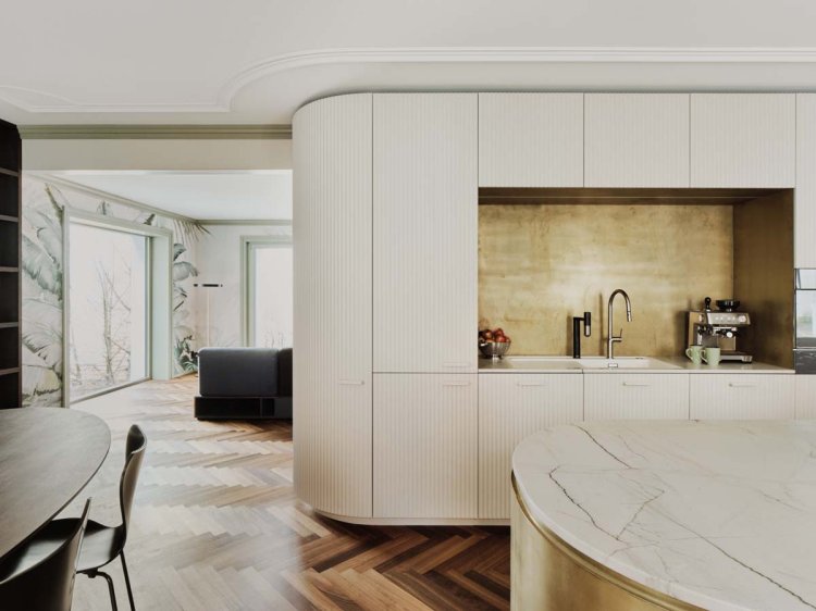 Helle Küche mit Messingdetails