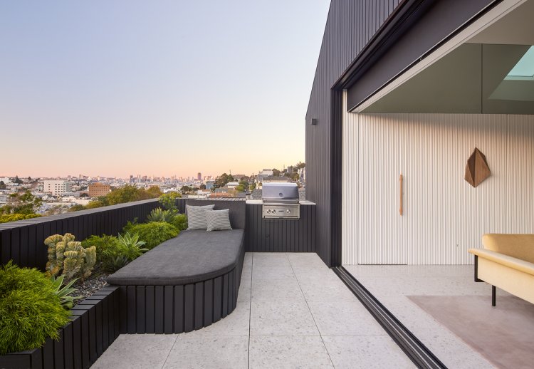 Blick vom Balkon in die Weite über die Dächer San Franciscos.