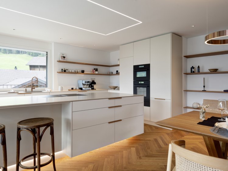 Blick auf die Kücheninsel und die eingebauten Geräte.