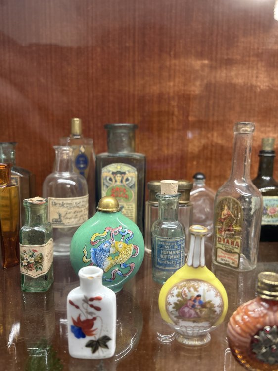 Flaschenminiaturen in einer Vitrine.