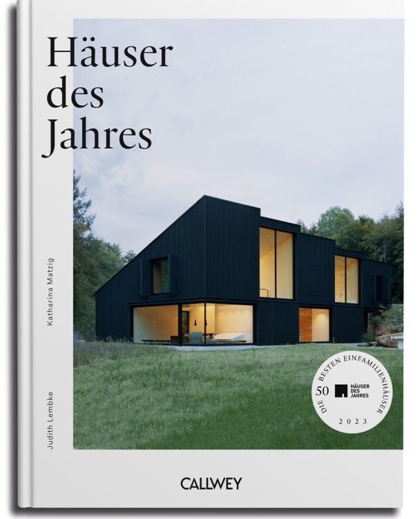 Das Cover des Buchs Häuser des Jahres zeigt ein dunkel anmutendes Einfamilienhaus mit schrägem Dach.