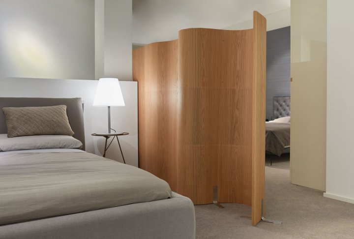 Ein Paravant im Schlafzimmer.