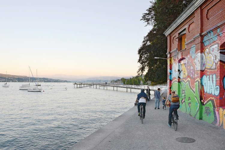 Spaziergänger und Velofahren auf dem Cassiopeiastegs mit wunderbarem Blick auf den Zürichsee.
