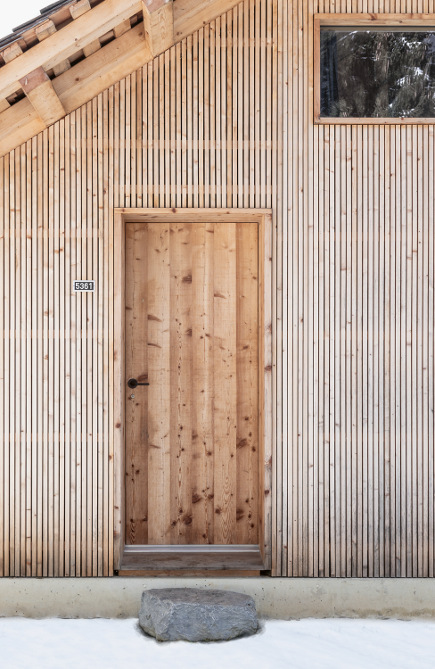 Eingang ins Haus, die Fassade besteht aus Fichtenholz, die im Laufe der Jahre an Patina gewinnt.