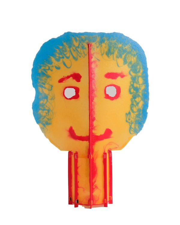 gelbe Kunststoffleuchte mit Gesicht – Haare blau eingefärbt, Nase, Augen und Ohren in Rot.