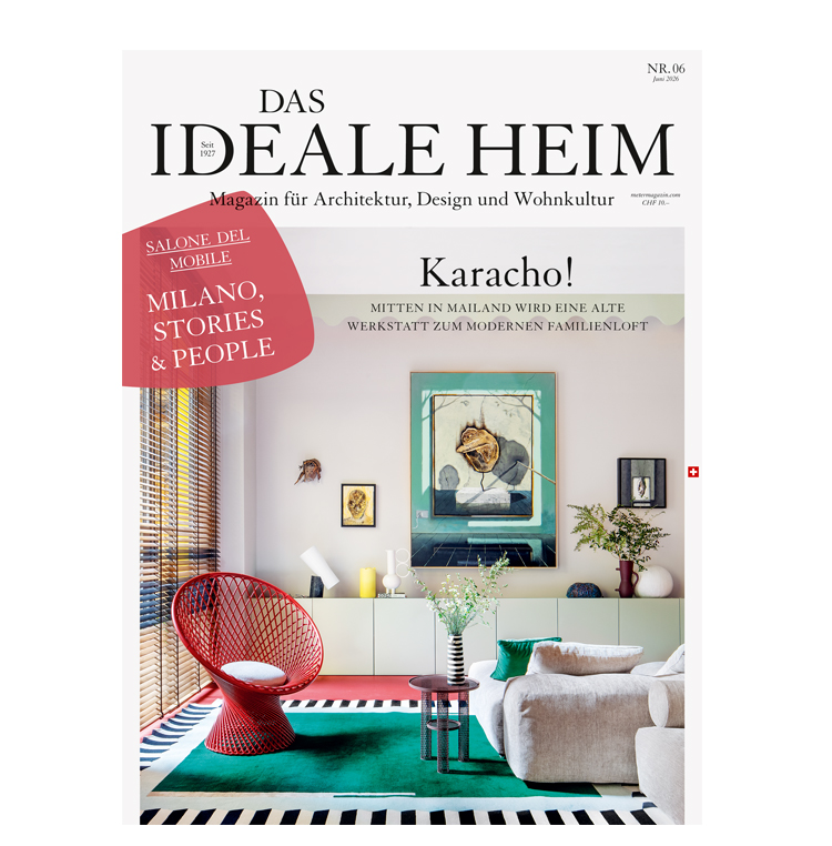 Titelbild des Schweizer Magazins „Das Ideale Heim“, Ausgabe Nr. 06 vom Juni 2026. Das Cover zeigt ein farbenfrohes, modernes Loft in Mailand mit einer markanten roten Netz-Sitzschale, einem grünen Teppich auf einem gestreiften Boden und zeitgenössischer Kunst an der Wand.