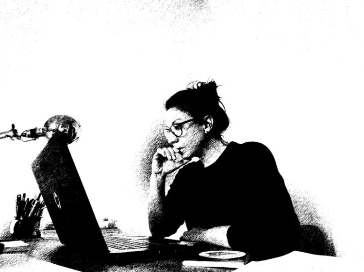 Architektin Lisa Looser am Computer sitzend.