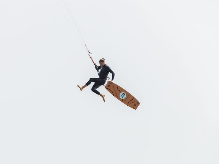 Kite-Surf Profi Liam Whaley in der Luft mit einem Duotone x Porsche Special Edition Kite