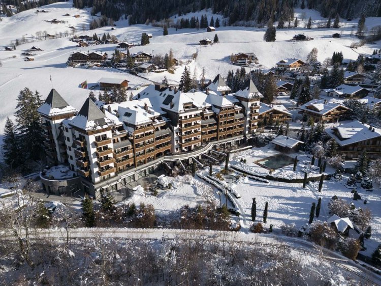 Ein Luxus Hotel wurde von aussen währenddem Winter fotografiert. Das Foto präsentiert das Hotel von oben.
