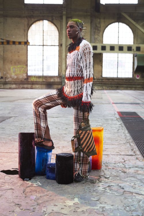 Ein Outfit des Designers Rafael Kouto, welches aus textilen Abfällen aus der Sortieranlage von Texaid entstand.